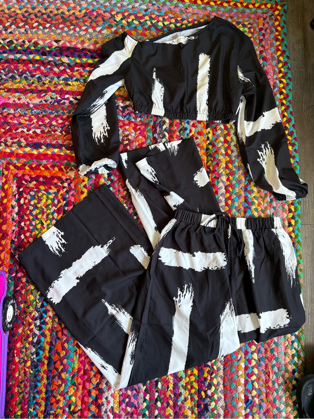 BLACK AND WHITE ASYMMETRICAL TOP AND WIDE LEG BOTTOM - Picture 2 of 4
